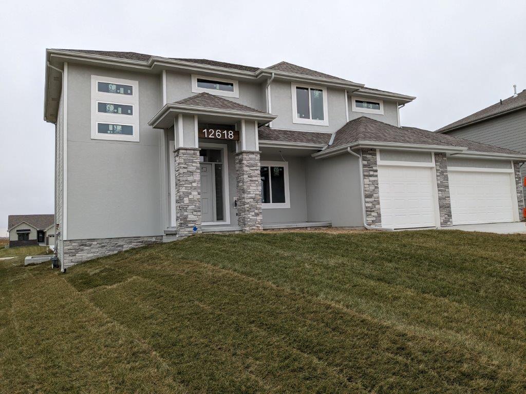 Front of new two story home by Aurora Homes in Papillion